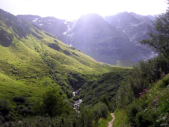Le sentier et derrire le cirque des Nants