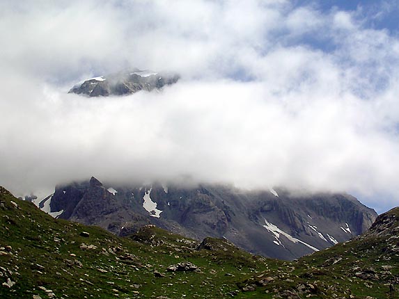 La grande casse sous les nuages